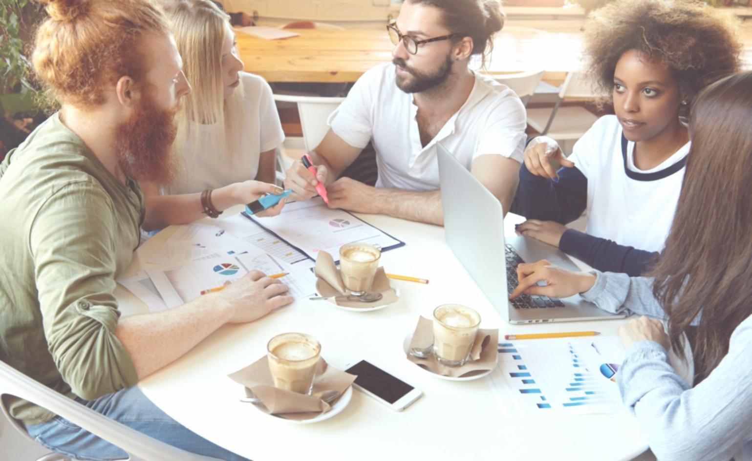 Entorno de análisis financiero profesional con datos de mercado